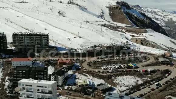 滑雪场的鸟瞰景观山雪视频的预览图