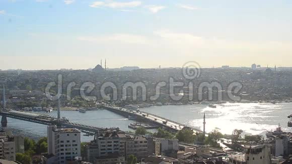 从大楼顶部俯瞰城市美景视频的预览图