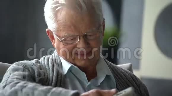 快乐的老人在家里使用平板电脑视频的预览图