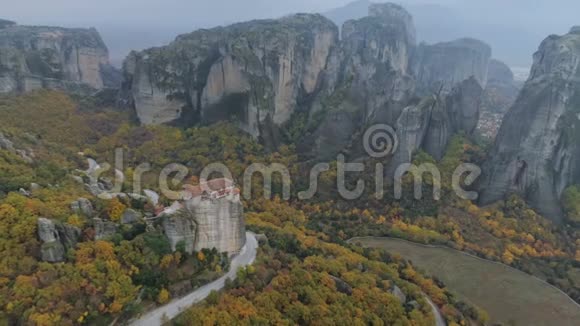 鸟瞰希腊的Meteora岩石景观和修道院视频的预览图