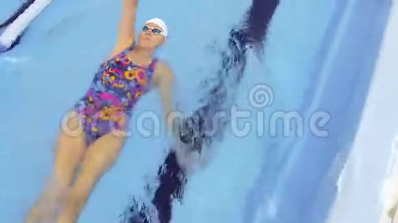 专业游泳女子游泳池训练视频的预览图