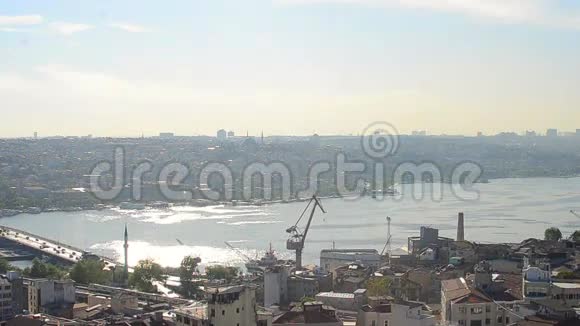 从大楼顶部俯瞰城市美景视频的预览图