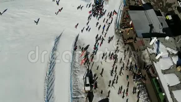 滑雪场的鸟瞰景观山雪视频的预览图