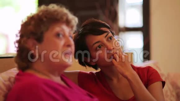 快乐的母女对话视频的预览图