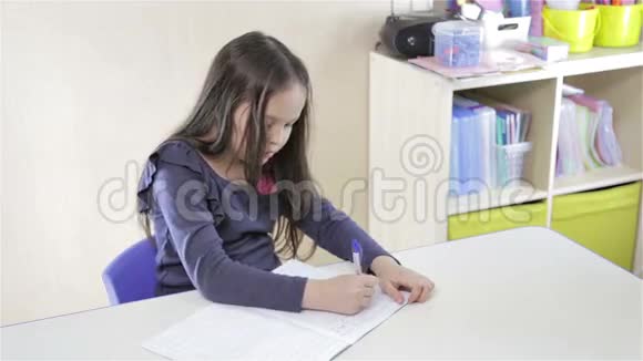 写字台的女孩视频的预览图