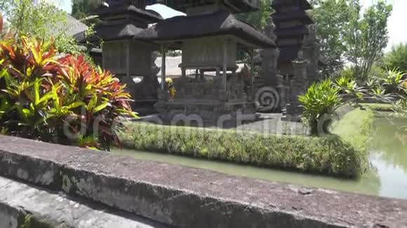 印尼巴厘岛塔曼阿云寺阳光灿烂的全景视频的预览图