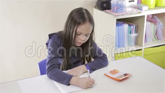 写字台的女孩视频的预览图
