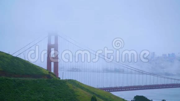 雾天旧金山金门大桥视频的预览图
