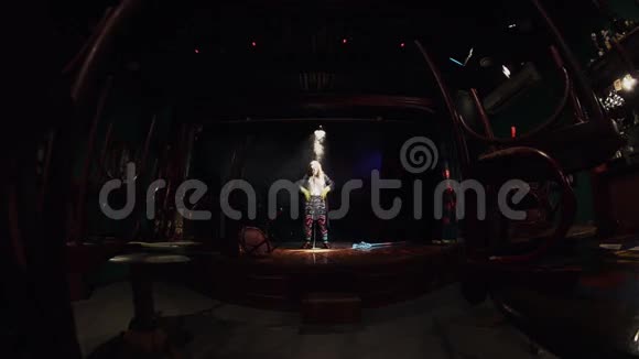 戴手套的女洗手在舞台上唱着歌唱着音乐会的麦克风抽烟能源舞蹈视频的预览图