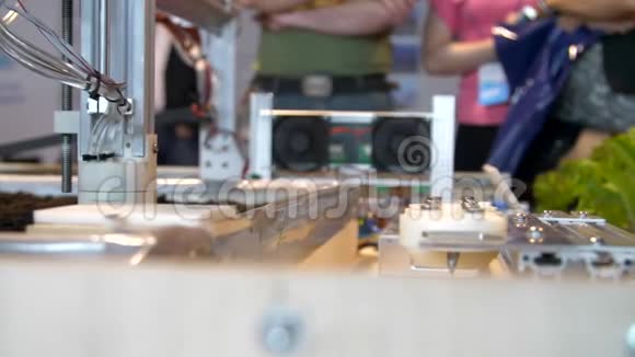 一个生产机器人在俄罗斯的一个现代技术展览和机器人在土壤中播种视频的预览图