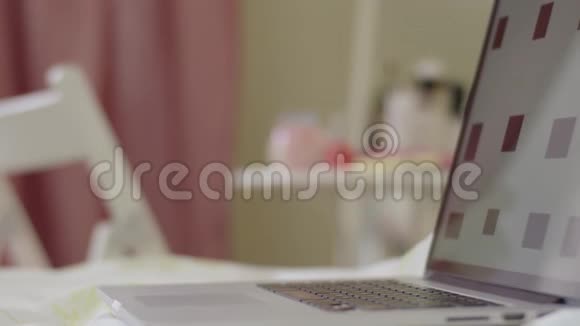 女人在家里用手打字视频的预览图