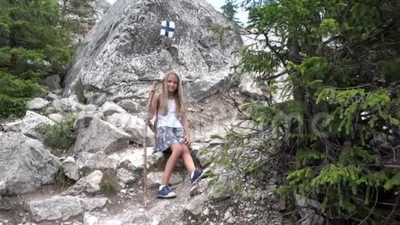 在森林里散步的孩子徒步爬山的孩子野营探险的女孩视频的预览图