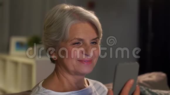 家里有智能手机的快乐老年女性视频的预览图