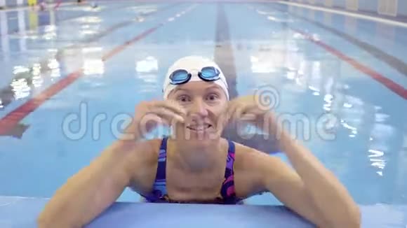 游泳池女游泳运动员训练视频的预览图