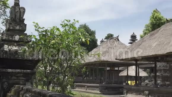 印尼巴厘岛塔曼阿云寺阳光灿烂的全景视频的预览图