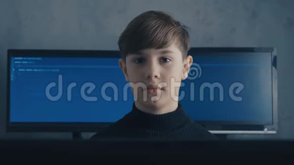 数据中心充满监控屏幕的天才男孩黑客程序员视频的预览图