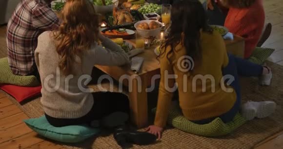 千禧一代成年朋友在家一起庆祝感恩节视频的预览图