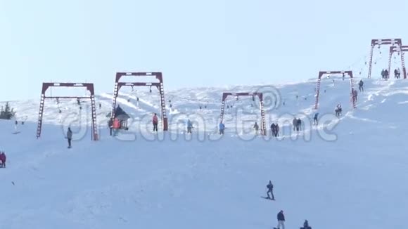 人们在山上滑雪和滑雪板视频的预览图