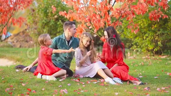 秋天四口幸福家庭的画像视频的预览图