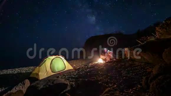 夜晚时分在帐篷上方移动星星视频的预览图