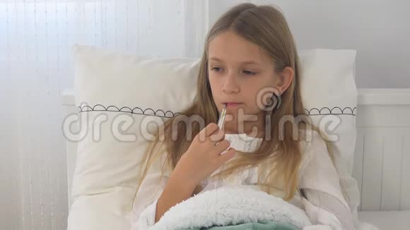 生病的孩子在床上生病的孩子带体温计女孩住院吃药视频的预览图
