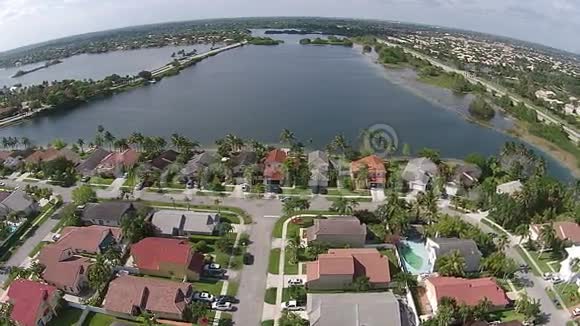 佛罗里达海滨社区的鸟瞰图视频的预览图