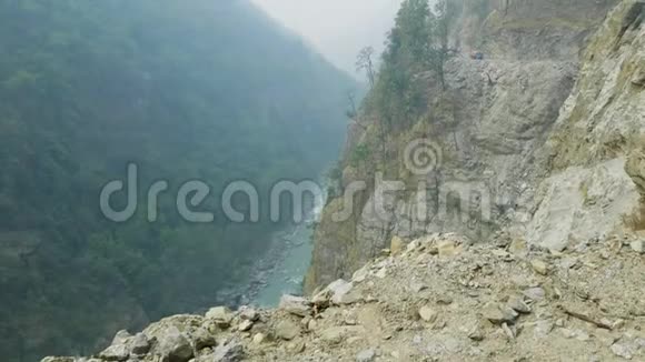 在尼泊尔的马纳斯鲁山上徒步旅行的高山路径上的背包客视频的预览图