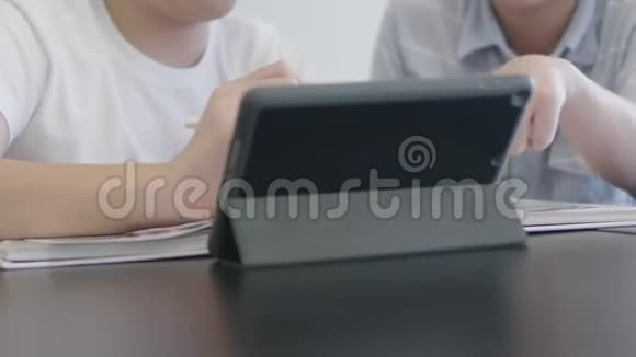 亚洲预科男孩使用平板电脑在图书馆视频的预览图