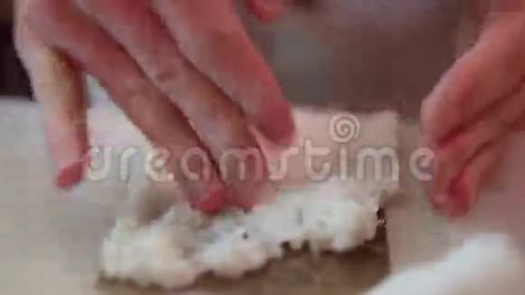 餐厅厨师准备和切寿司卷视频的预览图