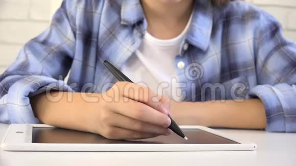 孩子在平板电脑上学习女孩在学校课堂上写作学习做作业视频的预览图