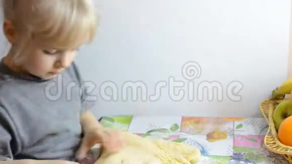 有趣的小女孩用肉平面团和烹饪饺子视频的预览图