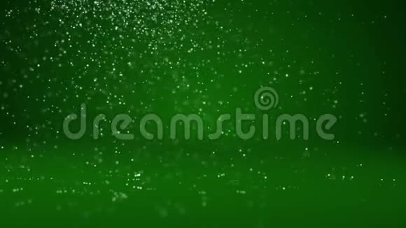 绿色圣诞树从发光发亮的粒子在左边广角拍摄圣诞节或新年冬季主题视频的预览图