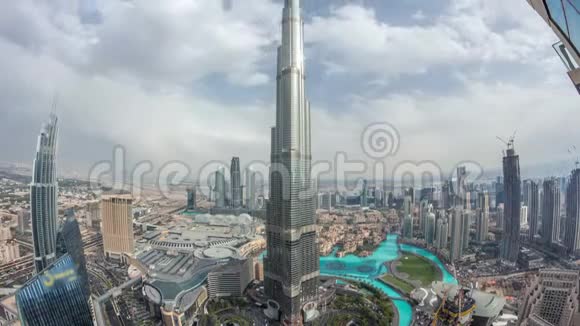 带购物中心喷泉和哈利法塔空中时光的迪拜市区全景视频的预览图