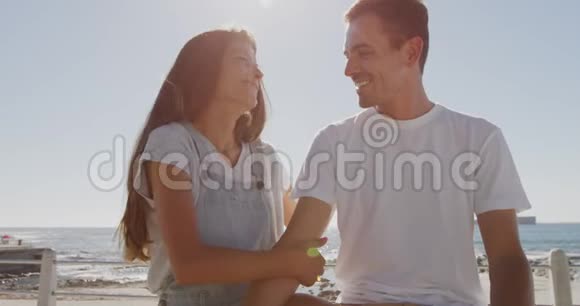 年轻的成年夫妇在海边放松视频的预览图