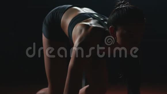 职业女运动员在黑暗的背景下跑跑跑跑跑跑跑跑跑鞋的运动轨迹视频的预览图