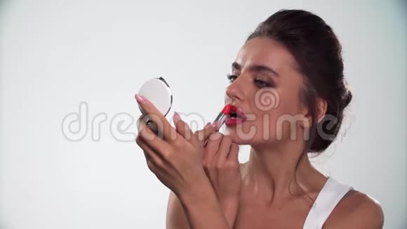 嘴唇化妆漂亮的女人涂红唇膏视频的预览图