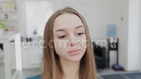 化妆前美容院漂亮女孩的脸视频的预览图
