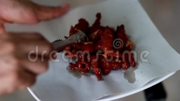 烹饪食物油炸滑肉与大蒜胡椒在视频的预览图