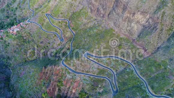 在马斯卡峡谷附近的空中观景蜿蜒的道路视频的预览图