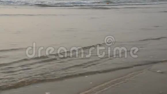 海浪在沙滩上冲浪的场景视频的预览图