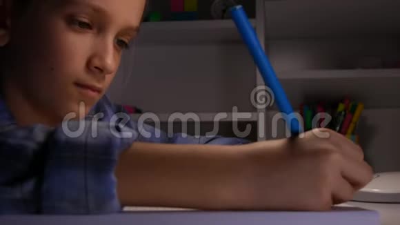 孩子写作学习有思想的孩子爱学习的学生视频的预览图