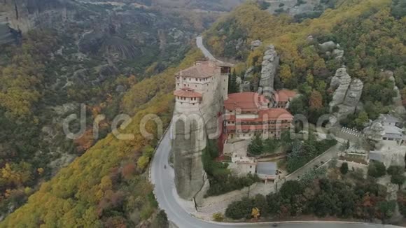鸟瞰希腊的Meteora岩石景观和修道院视频的预览图