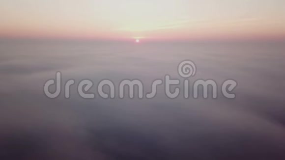 美丽的雾蒙蒙的黎明在云层上空飞行无人机视频视频的预览图