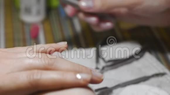 女人正在修指甲准备清漆涂层视频的预览图