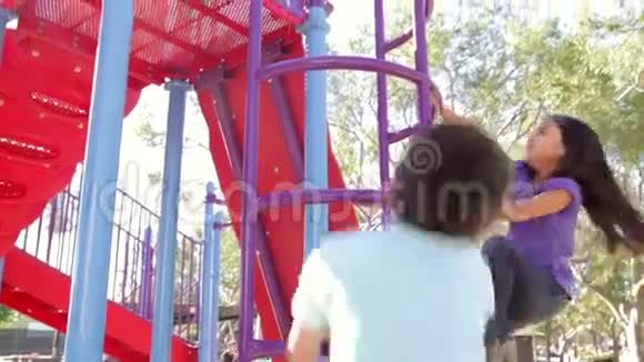 公园两名儿童攀爬架视频的预览图