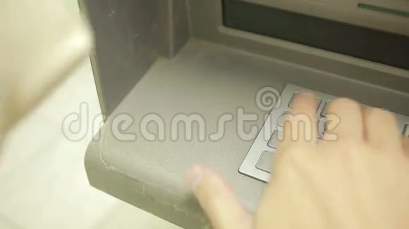 人手摸ATM机获取密码视频的预览图