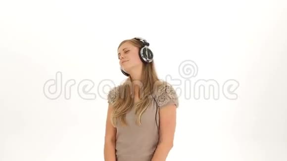 耳机听音乐的年轻漂亮女孩视频的预览图