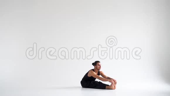 练习强烈瑜伽体式的人视频的预览图
