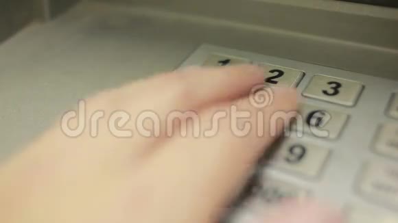 人手摸ATM机获取密码视频的预览图