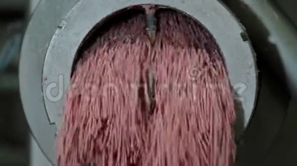 大型绞肉机生产肉末视频的预览图